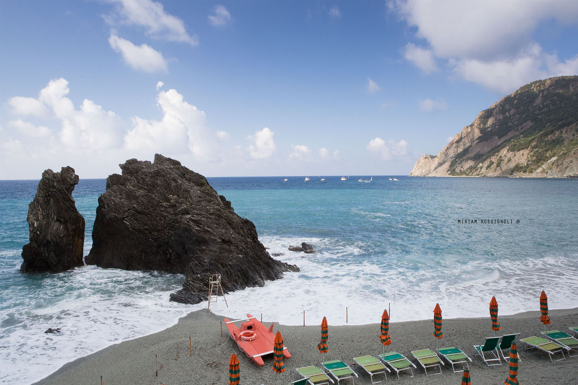 monterosso-rocca-spiaggia-ombrelloni-mare-mosso-copia